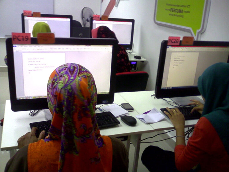 DESKTOP PUBLISHING, KLIK DENGAN BIJAK DAN KEUSAHAWANAN BERSAMA WANITA